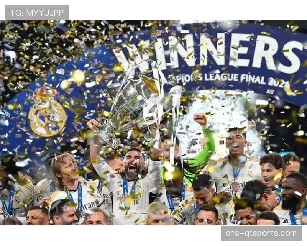 卡瓦哈尔高举奖杯,完成个人在皇马的第6次欧冠登顶