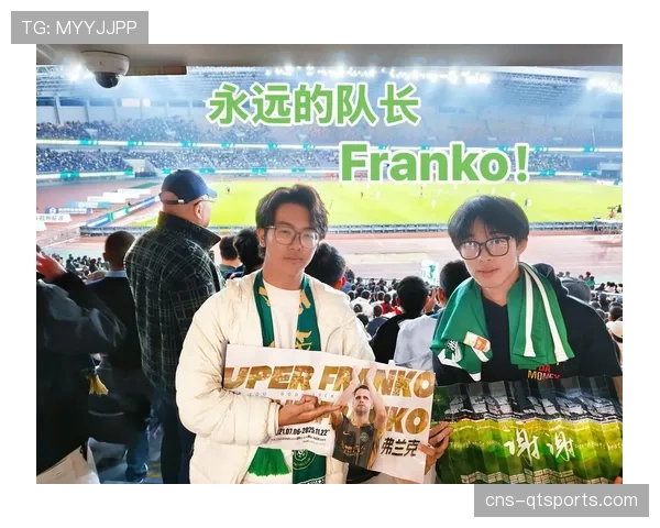 特写:终场哨响,确定降级的阿尔梅里亚队长在雨中掩面